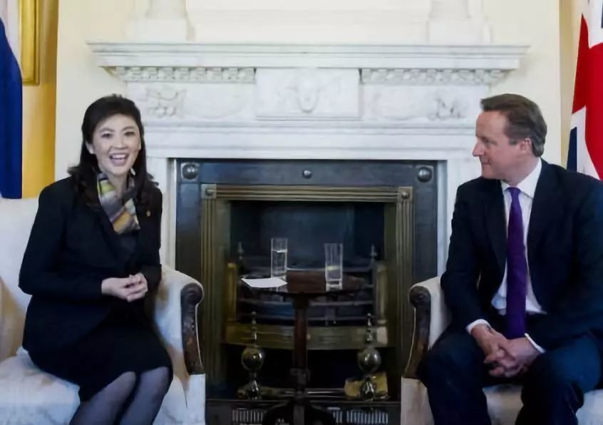 54岁英拉升级当外婆披长发抱外孙女笑得真甜意外暴露豪宅内景