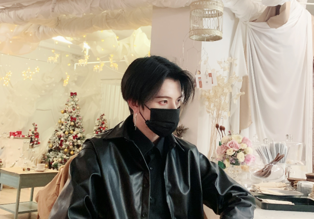 七鹤大人长着鸭兽嘴?为辟谣摘掉口罩,粉丝直呼:霸总有脸了!