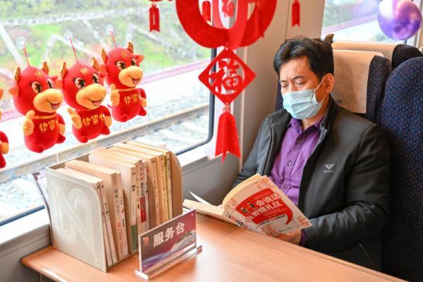 重庆列车移动图书馆丰富旅客出行路