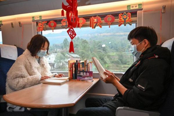 重庆列车移动图书馆丰富旅客出行路