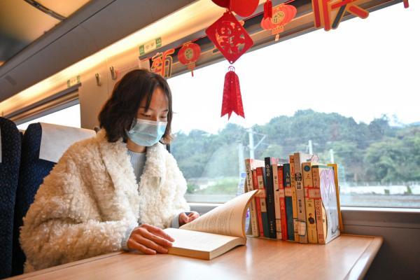 重庆列车移动图书馆丰富旅客出行路