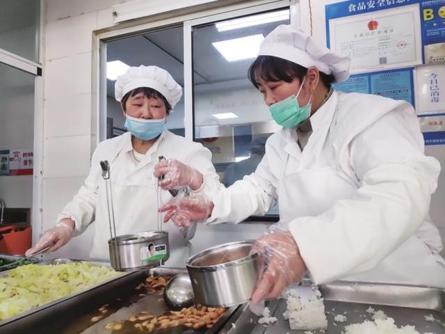 二郎巷综合为老服务中心工作人员在为老人配餐.□记者管有明摄