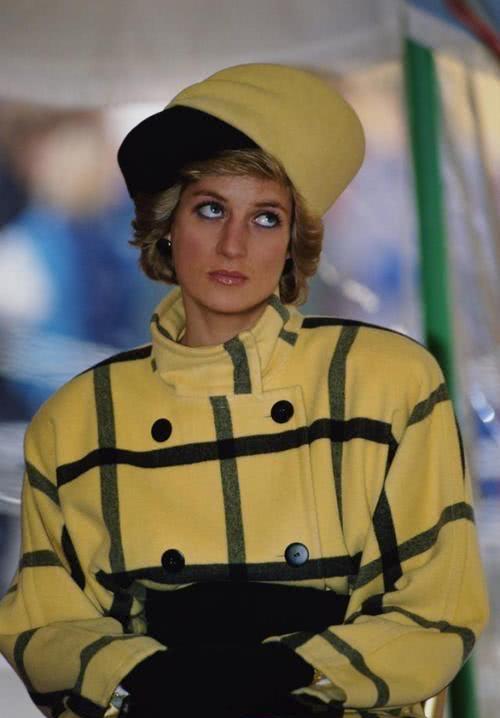 戴安娜"睡美人"经典照,紫色纱裙好梦幻,可婚姻让她早已精疲力尽