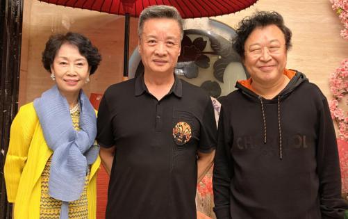 张俊以率中国大爱万里行为云南公安献上他创作的大英雄