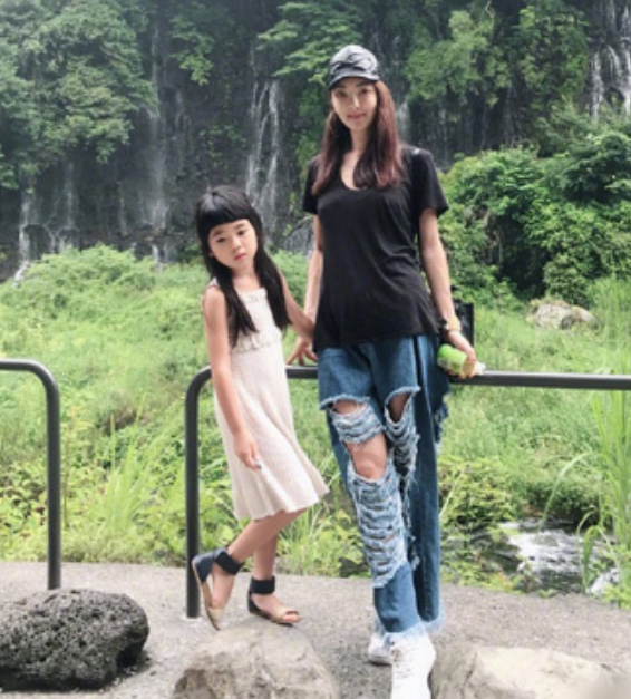 穿白衣短裙露小鸟腿,气质温柔被赞仙女下凡