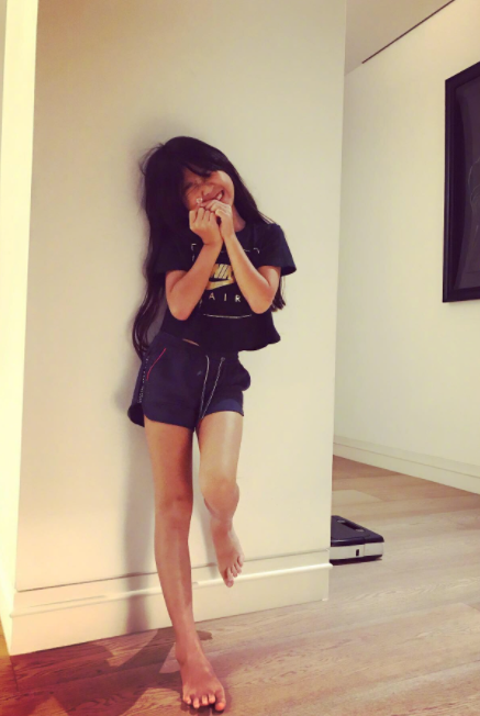 她年纪虽小,却已拥有完美的小鸟腿,健康有型.