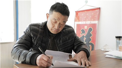 《就地过年之退票》是双碓村文艺演艺队拍摄的第七部微电影,故事主角