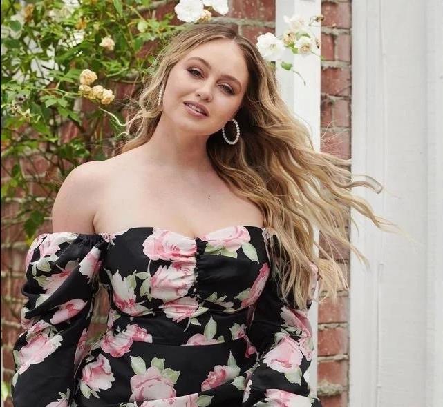 iskra lawrence是一位英国姑娘,13岁时便走上了模特之路.