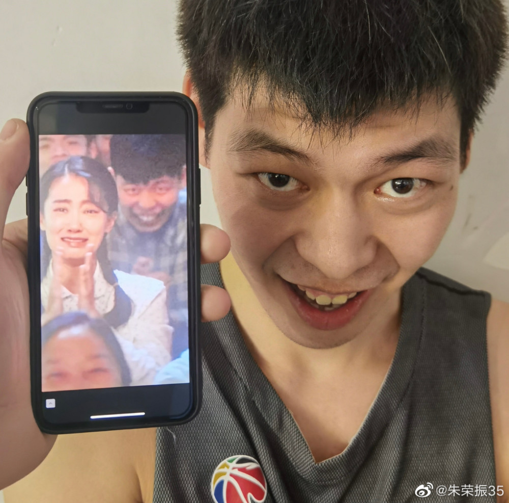 搞笑大师朱荣振撞脸贾玲电影角色自我调侃是30亿票房的朱厂长