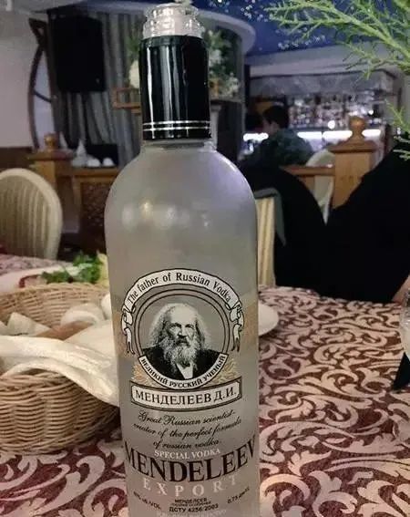 伏特加酒瓶上印有门捷列夫头像.