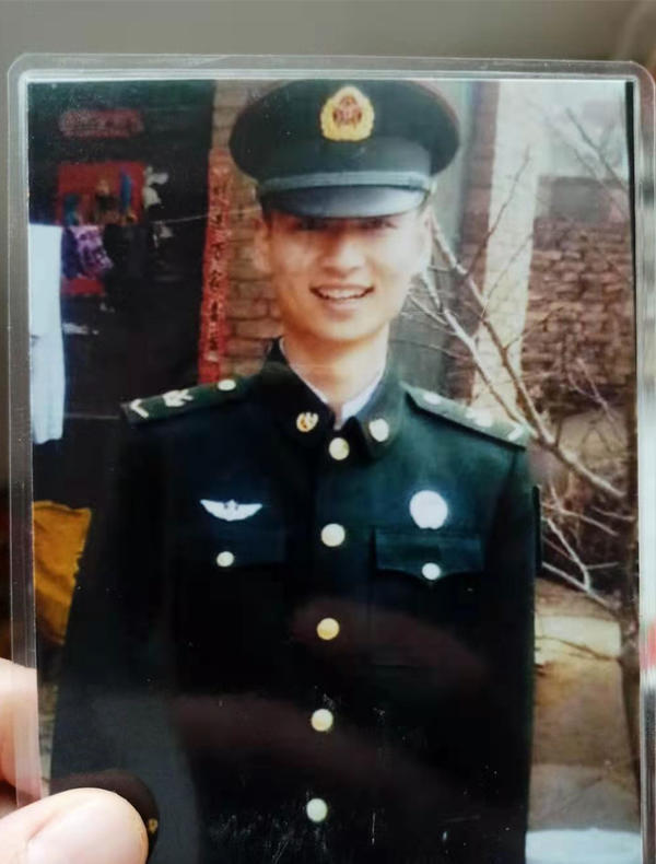 战士肖思远卫国戍边牺牲母亲除夕夜发出永远收不到的红包