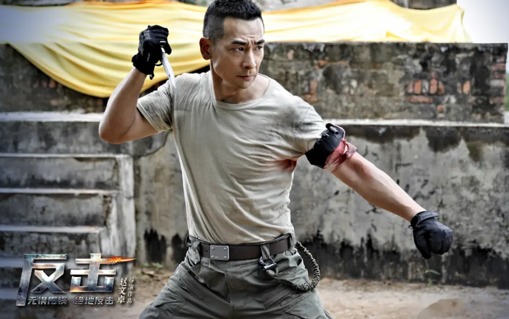 赵文卓模仿吴京《战狼2》,上映后评分仅5.5,后悔没听成龙劝阻!