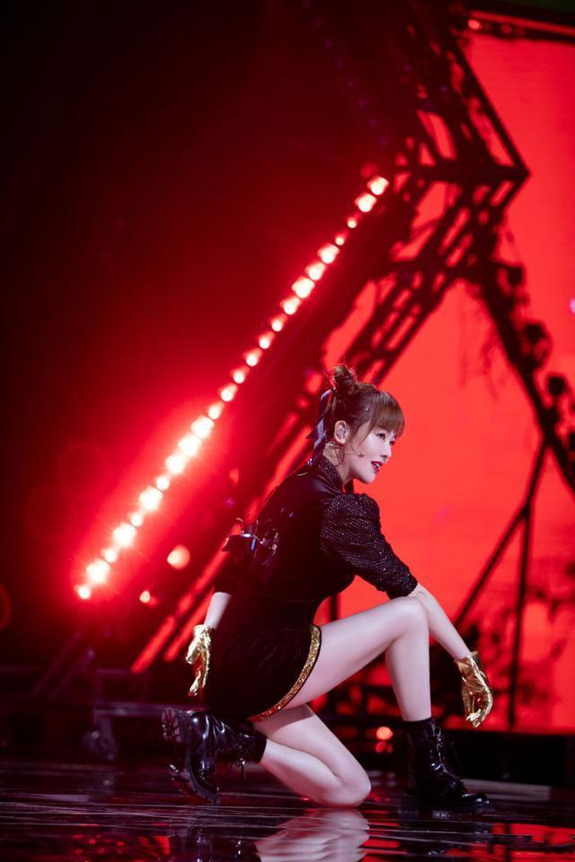 《浪姐2》左小青被淘汰,穿旗袍跳舞甜美娇俏,43岁状态不输小花