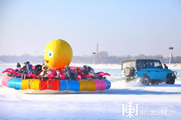 【组图】哈尔滨松花江冰雪嘉年华喊你免费玩冰滑梯!