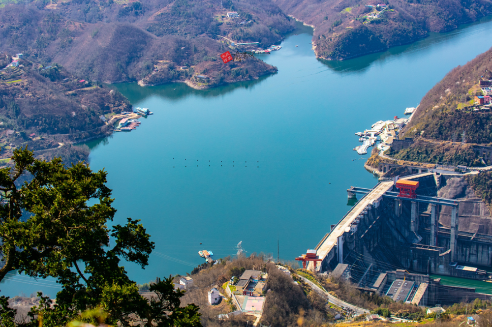 瀛湖码头.天柱山的盘山路有9公里.半路上有很多拍摄瀛湖大坝的角度.
