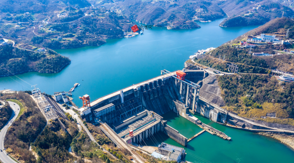 山脚下的瀛湖镇.如果用无人机,可以拍摄更广的画面.