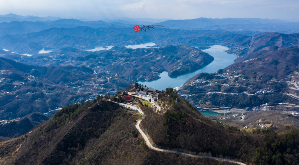 距离安康市区15公里的天柱山,四个优势奠定了旅游名山的地位