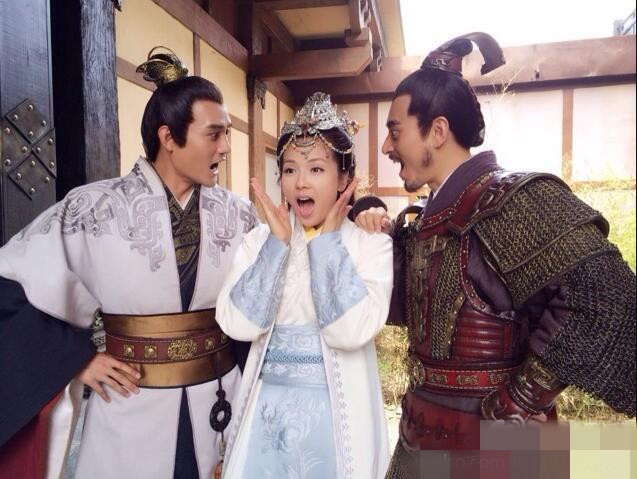 刘涛晒琅琊榜主题剧组房间素颜抱胡歌抱枕甜笑直呼睡不着