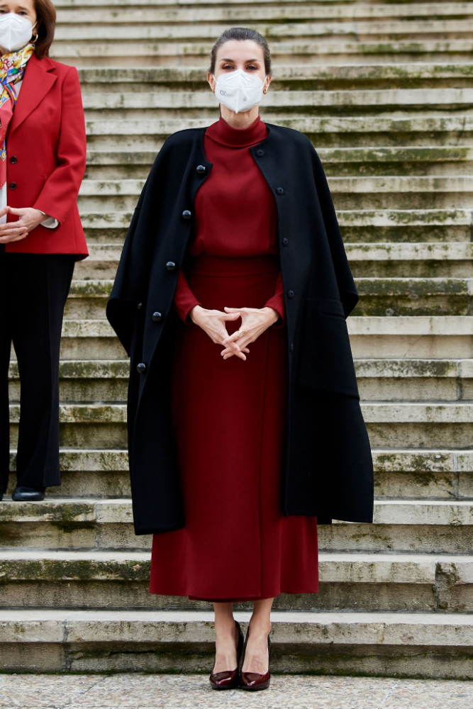 西班牙王后成70后典范,一身红色身披黑大衣,端庄典雅蛮腰抢镜_腾讯