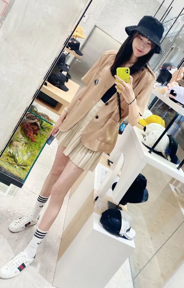 昔日国手许诺晒照稍微长胖了一小点少女感十足颜值达到巅峰