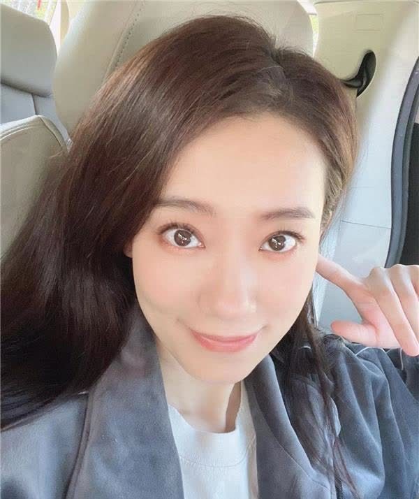 张小斐晒怼脸自拍,亲切温柔散发女性光辉,评论区中妈声一片