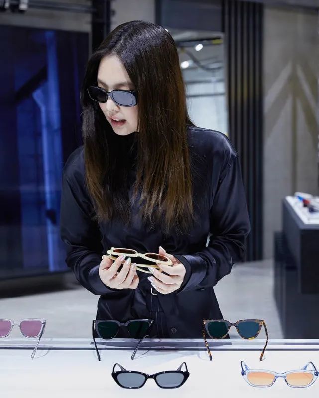 blackpink成员jennie特工造型公开,穿黑衣戴墨镜,又酷又拽_腾讯新闻