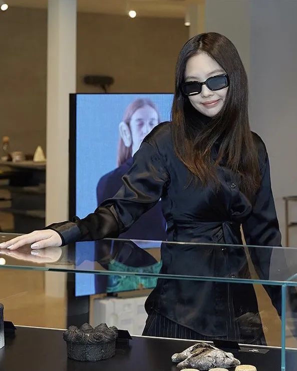 blackpink成员jennie特工造型公开,穿黑衣戴墨镜,又酷又拽_腾讯新闻