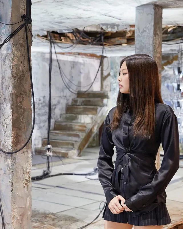 blackpink成员jennie特工造型公开,穿黑衣戴墨镜,又酷又拽_腾讯新闻