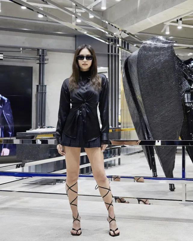 blackpink成员jennie特工造型公开,穿黑衣戴墨镜,又酷又拽_腾讯新闻