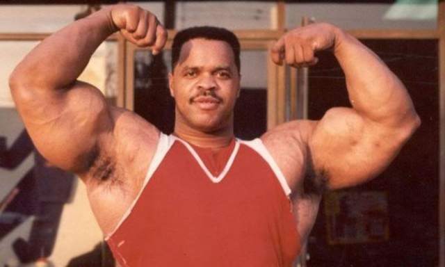 因为他有良好的运动基因,在开始健美运动之前,保罗是加拿大橄榄球联赛