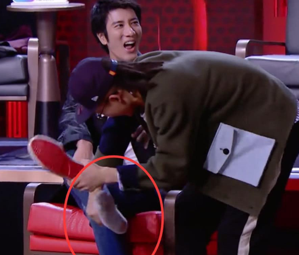 一件衣服穿几年?刘亦菲,冯提莫,王力宏,娱乐圈生活节俭典范