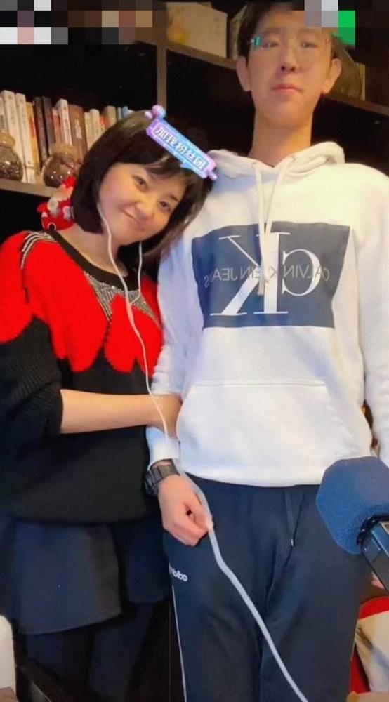 方琼的儿子杨初一今年已经17岁,戴着眼镜略显青涩,似乎是不习惯镜头的