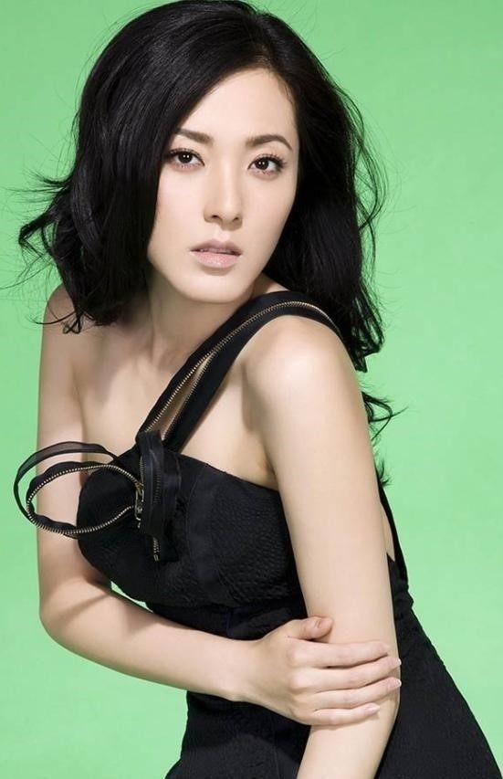 44岁曾黎风情万种恬然优雅有一种勾人的成熟之美