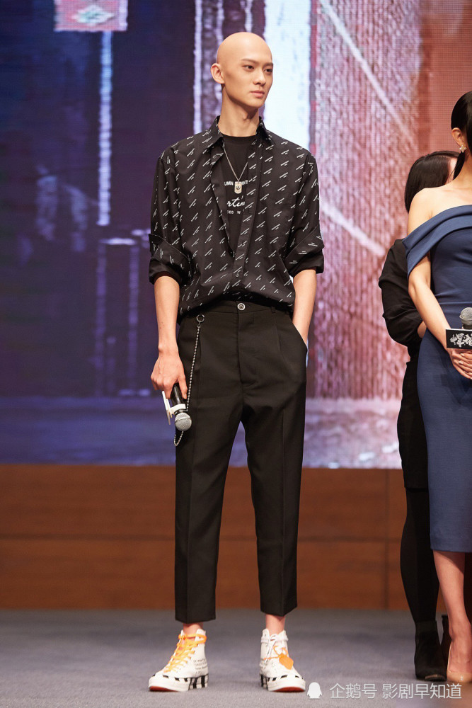 梁森和当红小生刘昊然是同班同学,还曾一起上街购物.