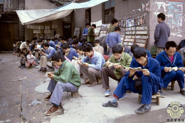 80年代中國社會老照片:圖5情侶正在公園談戀愛,圖8女子引人注目