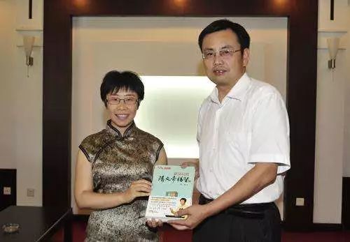 好消息传来把于丹逼下神坛的女学者蒙曼终于为退休人发声值得所有人