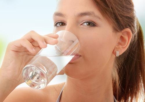 凉白开|有传言说：家里的凉白开是毒药，一口都不能喝，这是不是谣言？