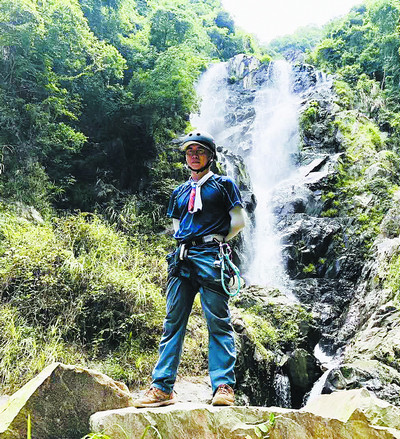 户外达人约翰探险十余年带队员重装瀑降漩涡里救落水者