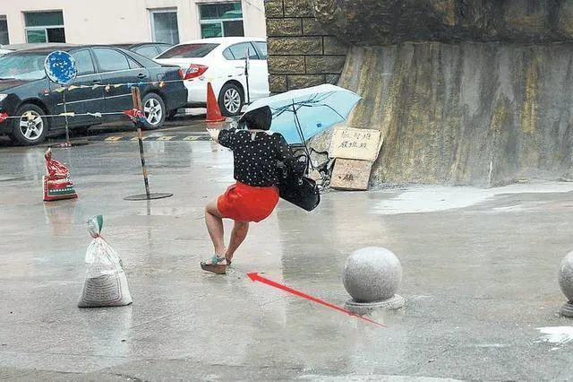 业主摔伤只因天雨路滑物业赔偿2万元