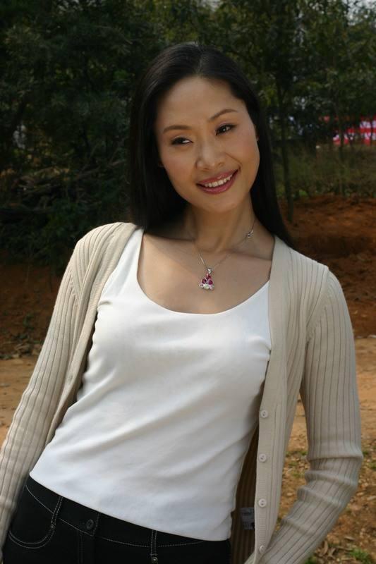 国家一级演员于文华,55岁直播"捞金",女儿亮相舞台惊艳全场