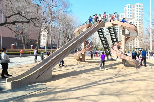 沧口公园大滑梯:实拍41年前的"老网红"