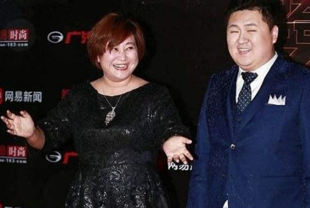 冯巩最得意的徒弟贾玲,隐婚被曝光,老公居然比自己小7岁!