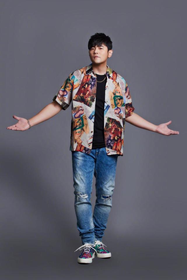 白月光综艺秀恩爱,周杰伦不甘落后秀娇妻,牛仔衣盖不住身材走样