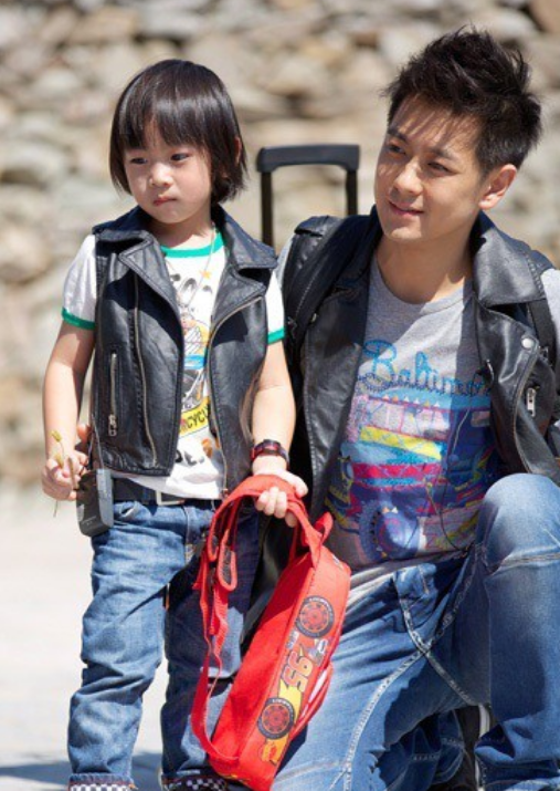 46岁林志颖晒kimi身高和爸爸只差一个手机意外暴露儿子近照