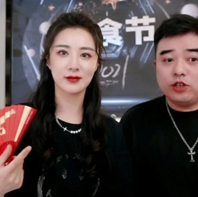 薇娅罕见秀恩爱跟老公直播涂口红互怼董海锋甘做其背后的男人