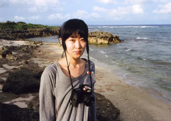 今天介绍另一位同样擅长抓拍小学生可爱表情的摄影师,她的作品跟张煜