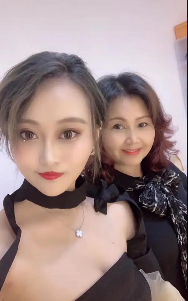 孙侨潞妈妈晒女儿生前美照求粉丝改头像思念女儿活人不记日子