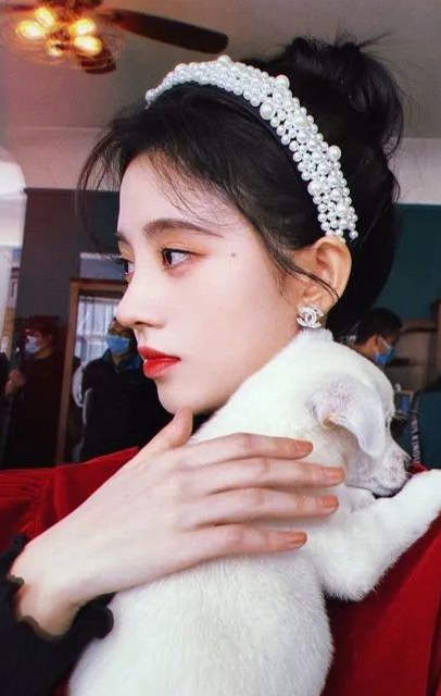 鞠婧祎又秀高鼻梁却忘了避光侧脸那一刻整没整容一目了然