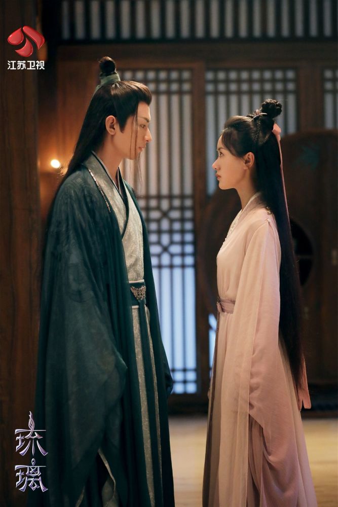 "陌上人如玉,公子世无双",有人说,初次看到《琉璃》里禹司凤出场时,着