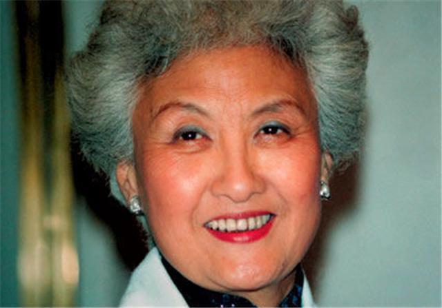 4任丈夫相继离世,被问及是否悲伤?93岁的她笑答仍期待爱情